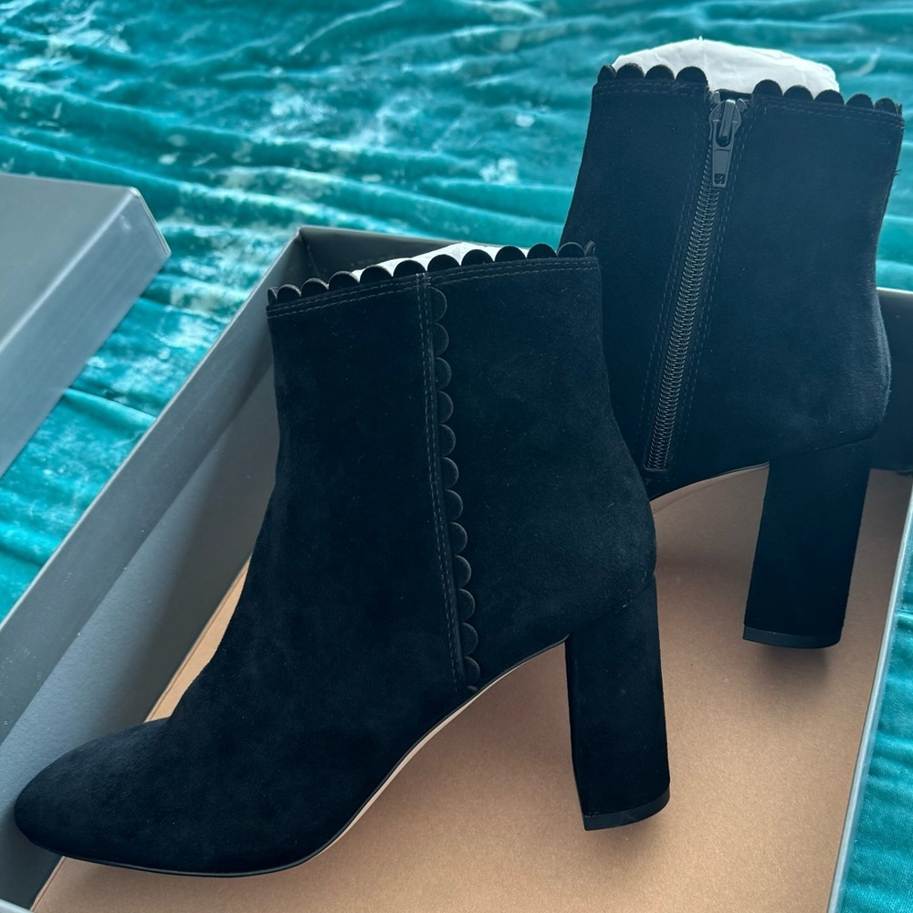 Ann Taylor Llana Suede Scalloped Heeled Bootie Black Size 7 NWT